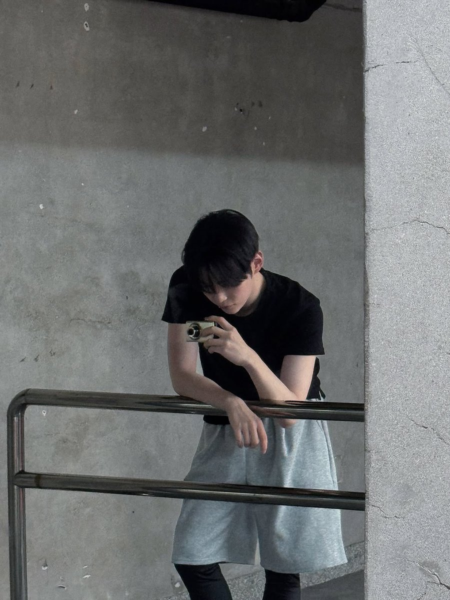 sungqhanbin's tweet photo. she was a punk, he did ballet.
except who's the she.. https://t.co/VuHIfdB3fV