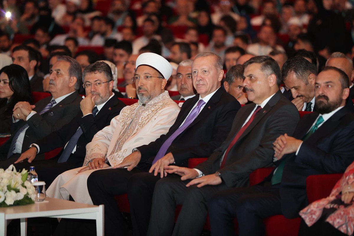 mustafaciftcitr's tweet photo. Muhterem Cumhurbaşkanımız Sayın @RTErdogan’ın teşrifleriyle, Diyanet İşleri Başkanlığımız tarafından Haliç Kongre Merkezi’nde düzenlenen Mevlid-i Nebi Haftası Programı'na iştirak ettik.

Bugün insanlık, her zamankinden çok daha fazla İki Cihan Serveri, Fahr-i Kâinat Efendimiz Hazreti Muhammed’in (s.a.s) çağlar üstü rehberliğine muhtaçtır. Çatışmaların ve zulmün gölgesinde yorulan dünyamızın umutsuzluk girdabından çıkışının yegâne anahtarı; O'nun "âlemlere rahmet" olan engin merhameti, mutlak adaleti, asil şecaati ve yüce ahlakıdır.

Başta kanayan yaramız Filistin olmak üzere, dünyanın dört bir köşesindeki mazlum ve masumların kurtuluşu; ancak Peygamber Efendimizin (s.a.s) bizlere miras bıraktığı yüksek ahlaka sımsıkı sarılmakla ve İslam Âleminin sarsılmaz birliğiyle mümkündür.
Fahr-i Kâinat Efendimizin nurlu izini takip ederek hakkın, hukukun ve barışın hâkim olduğu adil bir dünya inşa etme duasıyla...

Mevlid-i Nebi Haftamız mübarek olsun.

@diyanetbasin