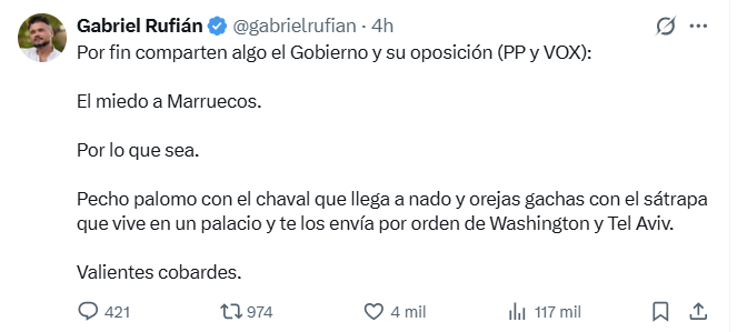 ACOM_es's tweet photo. El mayordomo Rufi @gabrielrufian siguiendo el mandato de Pedro Sáunez: Tu echa la culpa a los judíos.
Las orejas gachas frente al sátrapa las tenéis tu y tus socios.
P.D. No sé si, según él, los moros reciben llamadas del ayuntamiento de Tel Aviv o algo así. La capital de Israel es Jerusalén.