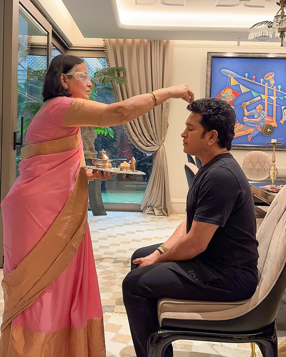 IndiaToday's tweet photo. #InPics | Sachin Tendulkar wished his sister on Raksha Bandhan, recalling years of shared memories and expressing gratitude for their lifelong bond.

#IndiaTodaySocial #SachinTendulkar #RakshaBandhan #SiblingLove https://t.co/CkiLmNXJGC