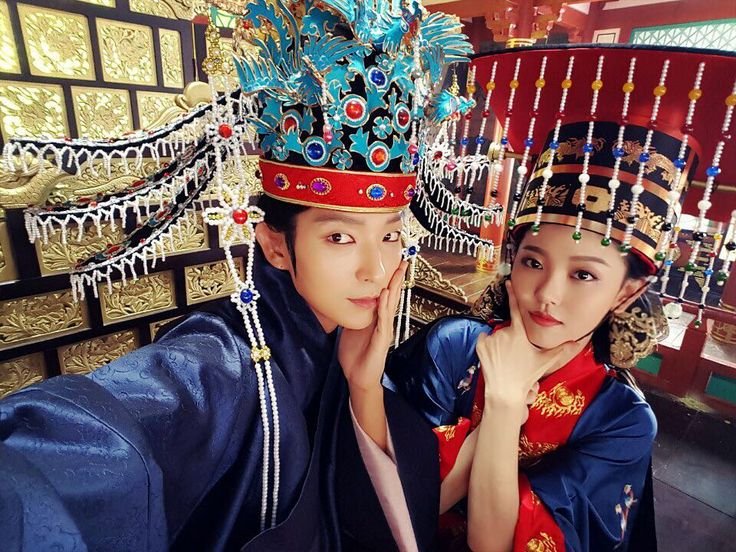 plumEhwa's tweet photo. 달의연인 비하인드 셀카들 보면 그때그시절 필터라서 진짜웃음개나옴 https://t.co/TIPIVA0DLb
