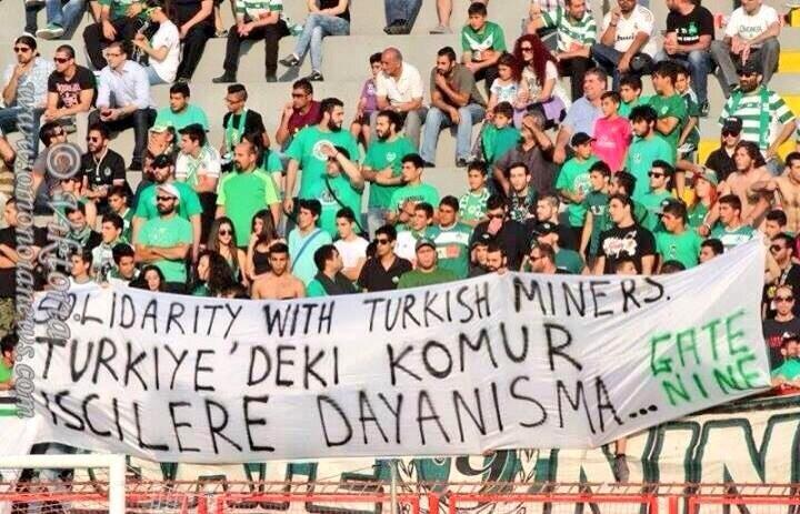 denizcan_ylmbs's tweet photo. Omonia taraftarı bir halkın dostu ya da düşmanı değildir. Direkt sosyalistlerdir. Trübünlerinden bazı görüntüler de şu şekilde: https://t.co/nbbasz9HOs