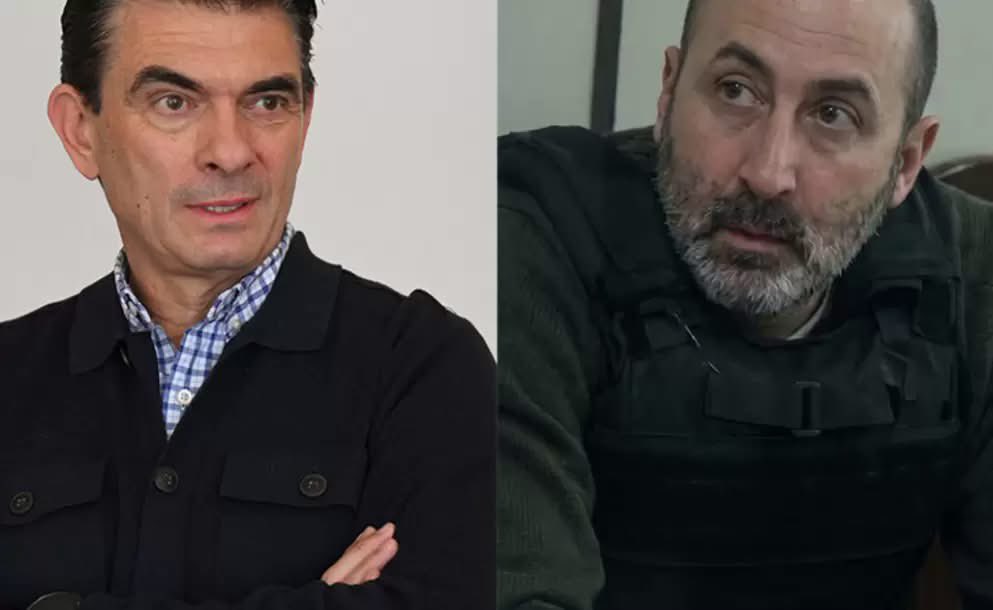 reddtvoficial's tweet photo. Cerimedo admite ingresos de casi un millón de dólares al mes y reconoce como "su principal contacto" a Rodrigo Paz 

Fernando Gabriel Cerimedo, ciudadano argentino, consultor político, declaró que durante 2025 tuvo ingresos mensuales cercanos a un millón de dólares, provenientes de actividades realizadas fuera de Bolivia, y evitó responder decenas de preguntas sobre su relación con el presidente Rodrigo Paz y su presunta participación en el Gobierno.

En su declaración informativa por el caso de enriquecimiento ilícito, Cerimedo afirmó que es consultor político internacional en Argentina y Estados Unidos. Dijo ser propietario de Numen Group Inc., en Estados Unidos, además de una empresa de publicidad en Argentina con 35 empleados y 12 clientes, una academia tecnológica y una productora audiovisual.

Sobre Bolivia fue contundente: “No tengo ninguna empresa en Bolivia”. Respecto a sus ingresos de 2025, declaró: “Cerca de un millón de dólares con actividades fuera de Bolivia”. Para 2026 afirmó que sus ingresos eran similares y que provenían de sus empresas del exterior. También señaló que no tiene cuentas bancarias en Bolivia, aunque sí en Argentina y Estados Unidos.

Reconoce vínculo con Paz antes de las elecciones

Cerimedo dijo que conocía a Rodrigo Paz antes de las elecciones de 2025 y, al ser consultado sobre SU PRINCIPAL CONTACTO dentro del entorno presidencial, respondió: “EL PRESIDENTE RODRIGO PAZ”.

Sobre su participación en la campaña, afirmó que ayudó con “consejos de comunicaciones digitales” y sostuvo que no existió contrato escrito.

Sin embargo, cuando los investigadores le preguntaron quién lo contactó, cuándo comenzó su colaboración, dónde desarrollaba sus actividades después de la elección y quién le pidió continuar trabajando con Paz, respondió reiteradamente:

“No tiene que ver con el caso.”

También utilizó esa respuesta cuando le preguntaron si tenía oficina en la Casa Grande del Pueblo, quién autorizaba su ingreso, si tenía credencial y con qué frecuencia se reunía con el Presidente.

Evita responder sobre Gabinete, ministros y comunicación presidencial

Las preguntas se hicieron más específicas cuando los investigadores abordaron su eventual participación en reuniones de Gabinete.

Cerimedo no respondió si participó en esas reuniones, quién autorizaba su presencia, en qué calidad asistía, si podía intervenir, emitir recomendaciones o dar instrucciones.

Tampoco respondió si mantenía contacto con ministros, si alguno le entregaba información antes de que fuera pública, si solicitó decisiones, designaciones o destituciones, ni si intervino en contratos o licitaciones estatales.

El mismo patrón aparece en las preguntas sobre discursos presidenciales. No respondió si participó en su elaboración, cuántos preparó, quién hacía los borradores, quién los revisaba, quién aprobaba las versiones finales o si el propio Paz conocía sus modificaciones.

Tampoco respondió sobre mensajes presidenciales y redes sociales: qué cuentas administraba, si tenía acceso a cuentas oficiales o personales, quién establecía la estrategia digital, quién aprobaba las publicaciones o si alguna vez ordenó modificar o eliminar contenidos.

Incluso cuando fue confrontado con la declaración pública de Paz del 26 de agosto, en la que el Presidente afirmó que Cerimedo nunca tuvo autorización para representar a la Presidencia, al Gobierno o a su familia y que nunca existió una relación laboral directa, respondió:

@Rodrigo_PazP 

Lee la declaración completa 

https://t.co/SNw3tOo5ef