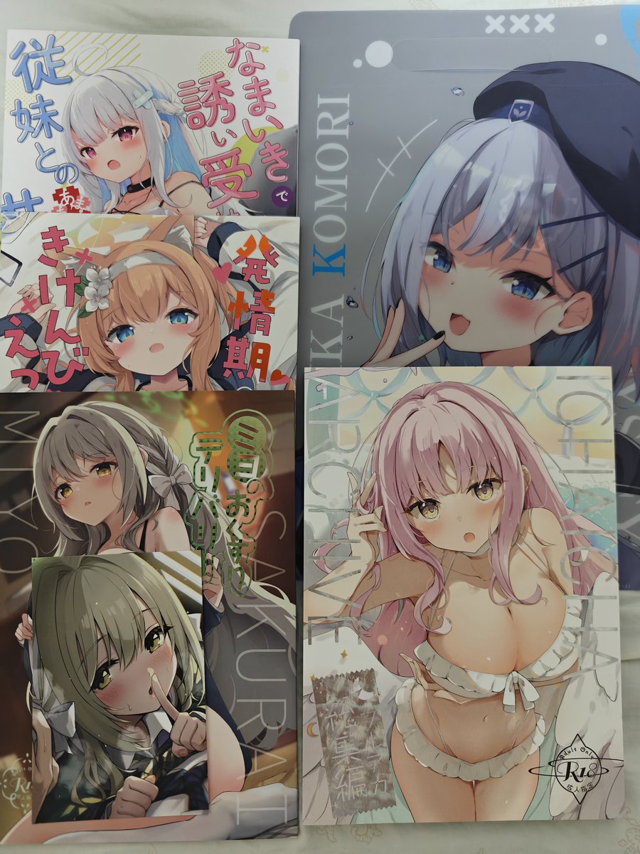 tohrastoritter's tweet photo. ひなた悠先生( @hinatan_ )の新刊セット＋既刊たくさん
新刊えっちなので隠して真ん中に置いてます(>_<)

ここにあるの全部くださいって初めて言いました～(;^ω^)
アイドルマリー本がなくなってたのは残念！

本当に全部かわいいのでお品書きチラ見のジャケ買いですがお迎え出来てよかったです～🥰 https://t.co/3yJfvjQm5U