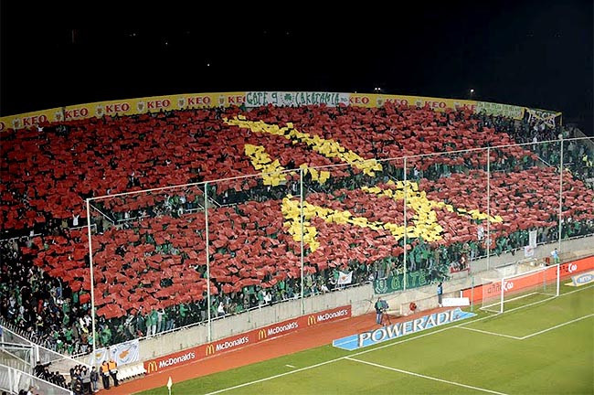 denizcan_ylmbs's tweet photo. Omonia taraftarı bir halkın dostu ya da düşmanı değildir. Direkt sosyalistlerdir. Trübünlerinden bazı görüntüler de şu şekilde: https://t.co/nbbasz9HOs