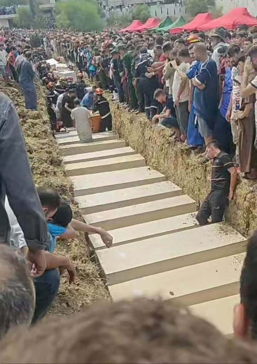 derradjihafid's tweet photo. يعجز اللسان عن التعبير أمام مشهد دفن أبنائنا الذين خطفتهم الحرائق التي ضربت بلادنا الجزائر 🇩🇿💔
مشهد يفطر القلب ويعجز أمامه الكلام…
 آباء يودّعون أبناءهم، وأمهات يدفن فلذات أكبادهن، وعائلات فقدت أحبتها في لحظات موجعة لا تنسى.
رحم الله ضحايانا، وأسكنهم فسيح جناته، وألهم أهلهم وذويهم جميل الصبر والسلوان، وشفى الله المصابين وحفظ بلادنا وأهلنا من كل سوء.
إنا لله وإنا إليه راجعون. 🇩🇿🤲