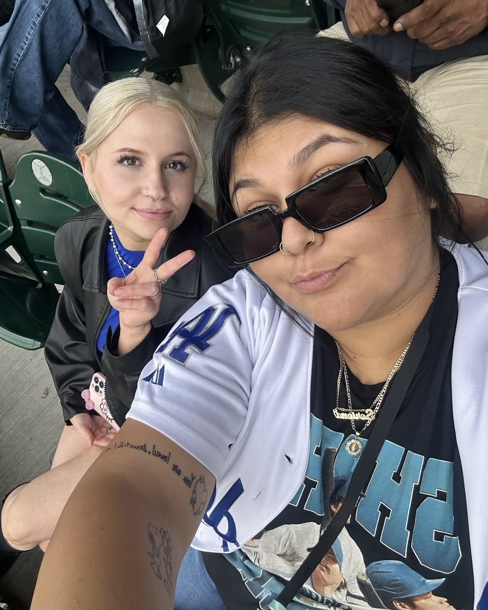 SerienaR10's tweet photo. happy birthday Jasmine 💕 https://t.co/Xr6SPk8T7Z
