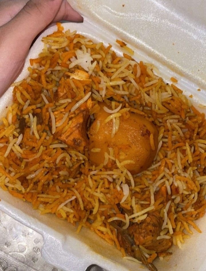 Ho0r____'s tweet photo. آپ لوگ کو میرا درد سمجھ ہی نہیں سکتے ۔۔۔بریانی کھا رہی تھی آخری bite میں الائچی آگئی 🤧😩 https://t.co/pXBwui664J