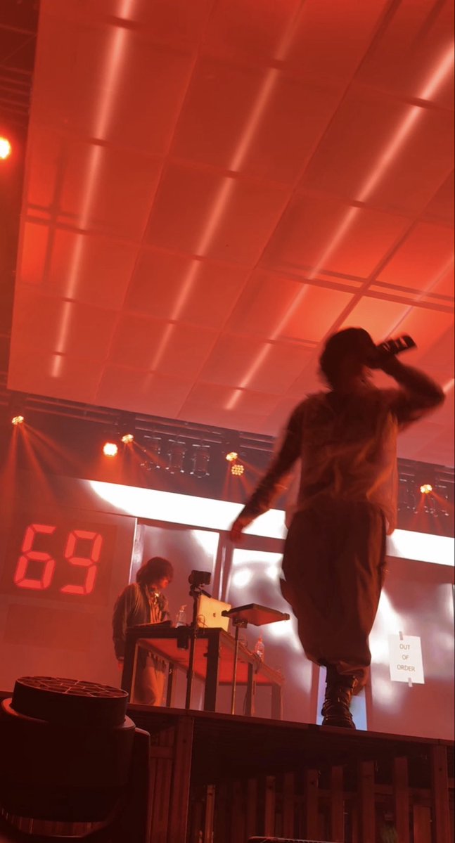 sleeper_twtr's tweet photo. 本日は、Peterparker69のライブに行ってきた。かっこいい。ファンも魅力に溢れていた。ナナ、エイト、ミヤマ、ゆうじん、みんな物語の主人公みたいにキラキラしていて、かっこよくて、おじさんは涙が出た。みんな各々の人生の一瞬を持ち寄って、ここに集まって、ppの音楽を聴きにきたのた。最高だ。 https://t.co/yvJMVlxIUw