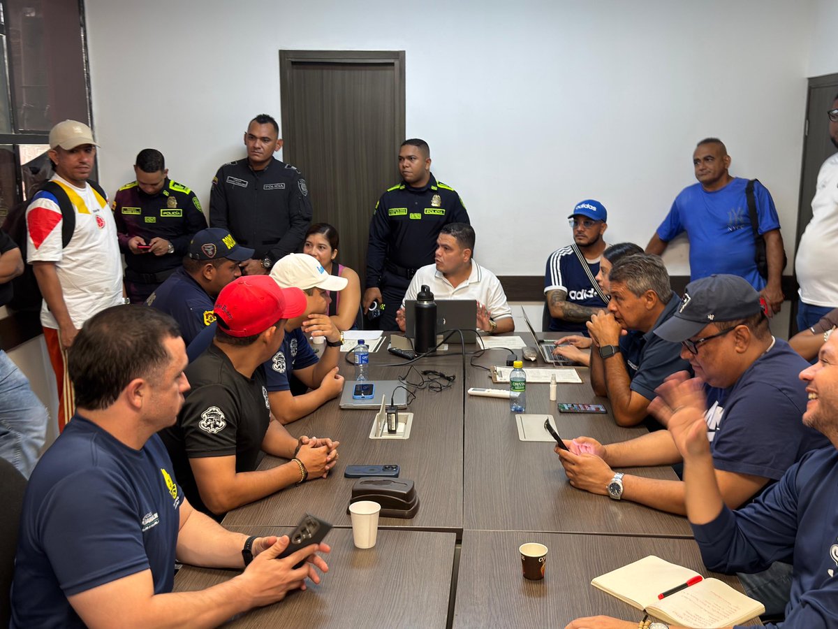 alcaldiabquilla's tweet photo. ¡Barranquilla se prepara para vivir dos partidos!

La Comisión Local de Fútbol se reunió para coordinar el dispositivo de seguridad y la logística que acompañarán los encuentros de este sábado y el próximo martes.

Todo está listo para disfrutar el fútbol con seguridad y en paz. https://t.co/JqYNFt7Zuy