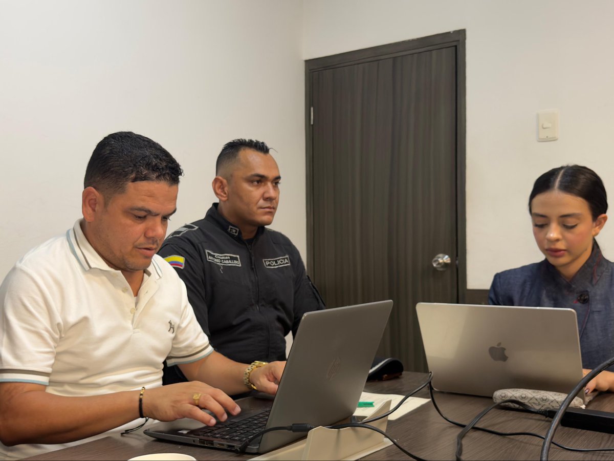 alcaldiabquilla's tweet photo. ¡Barranquilla se prepara para vivir dos partidos!

La Comisión Local de Fútbol se reunió para coordinar el dispositivo de seguridad y la logística que acompañarán los encuentros de este sábado y el próximo martes.

Todo está listo para disfrutar el fútbol con seguridad y en paz. https://t.co/JqYNFt7Zuy