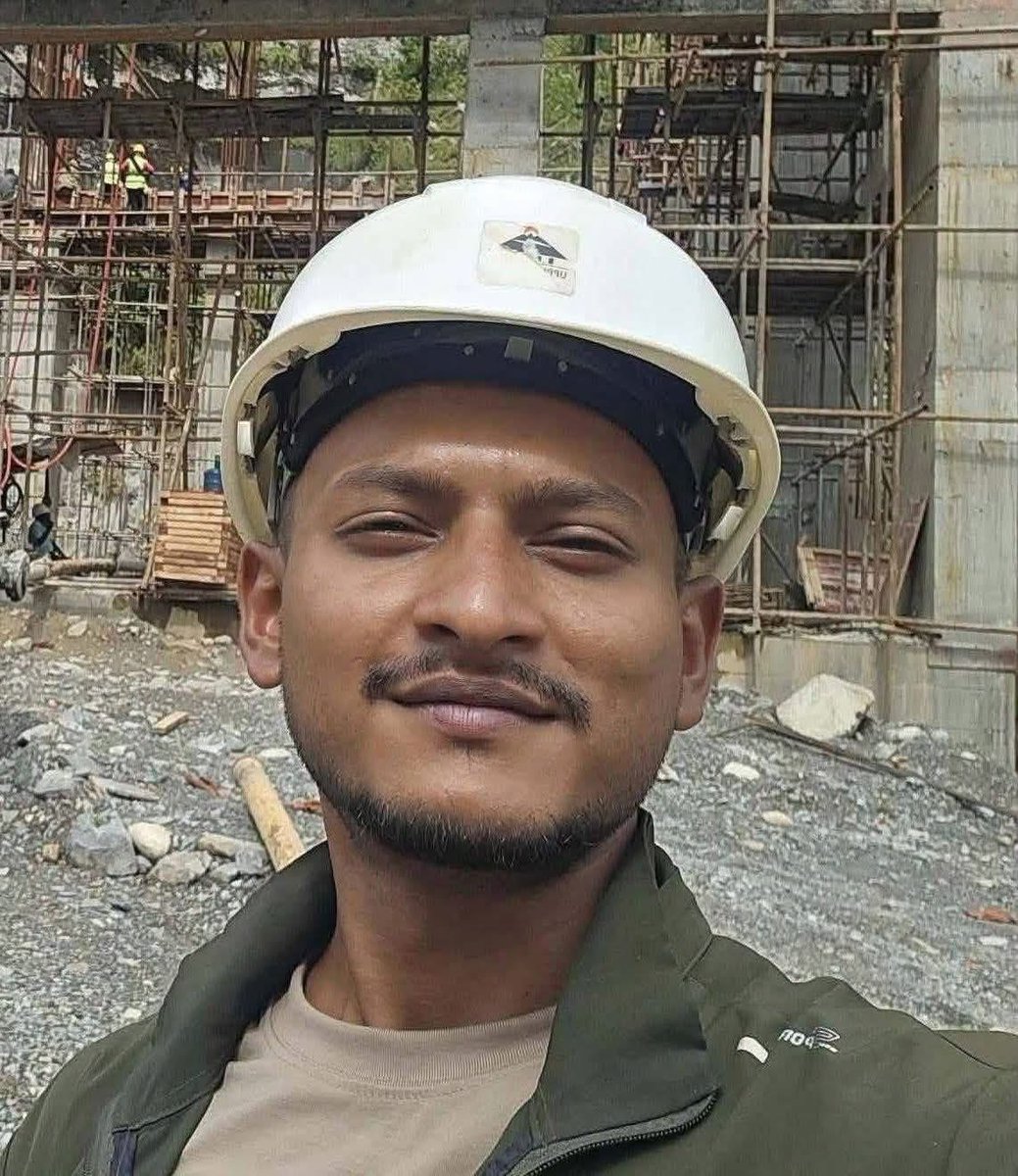 anandanepali99's tweet photo. #खोज_तथा_उद्धारका_लागि_अपिल ।
सम्पर्कविहीन बर्दिया गुलरियाका शिशिर गिरिको खोजी तथा उद्धारका लागि हार्दिक अपिल। उनी Upper Trishuli 3B Hydropower मा Internship का लागि गएका।  बाढी आएको दिन बिहान करिब ९ बजे पछि परिवार तथा आफन्तको सम्पर्कमा आउन सकेका छैनन्। शिशिर सम्पर्कविहीन भएपछि उहाँको परिवारसँगै हामी सम्पूर्ण चिन्ता र पीडामा छौँ। यस कठिन परिस्थितिमा उद्दार कार्यमा खटिनु भएका महानुभावहरूलाई शिशिर गिरिको अवस्थाबारे कुनै जानकारी प्राप्त भएमा तत्काल तपसिलका नंबरमा खबर गरिदिनुहुन अनुरोध गर्दै
उनको खोजी तथा उद्धारका लागि सम्बन्धित निकायसम्म सूचना पुर्‍याई सहयोग गरिदिनुहुन सबैमा अपिल गरिन्छ।
📞 सम्पर्क नम्बर:
9868207545
9848029098
यो पोस्टलाई धेरैभन्दा धेरै शेयर गरिदिनुहोला।