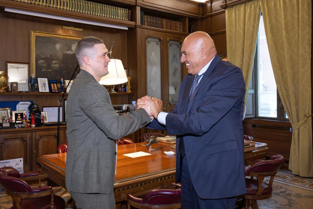 MinisteroDifesa's tweet photo. "Ho ricevuto la visita di @FedorovMykhailo, già ministro della difesa ucraino e con una significativa esperienza nel campo dell’innovazione digitale applicata alla pubblica amministrazione e alla difesa. Occasione di approfondimento, in particolare, sul tema dei droni, dei sistemi unmanned e della difesa aerea, oltre a un confronto sull’evoluzione dell’ecosistema tecnologico.
In uno scenario caratterizzato da trasformazioni repentine e senza precedenti, nel quale il cambiamento costituisce una costante, è imprescindibile ricercare opportunità di confronto e di scambio di esperienze. Per questo sono lieto che Mykhailo Fedorov abbia accettato di offrirmi la sua consulenza quale Advisor per l’Innovazione della Difesa.
Oggi non basta più la semplice conoscenza delle nuove tecnologie: è essenziale la capacità di adeguare i processi organizzativi, trasformando rapidamente la sperimentazione in soluzioni operative utilizzabili su larga scala. I mutati scenari e le nuove modalità di conduzione dei conflitti richiedono infatti di rendere sempre più efficienti i processi di sviluppo e produzione nazionale coniugando l’eccellenza tecnologica con la capacità industriale e la rapidità di risposta alle sfide future". Così il Min @GuidoCrosetto