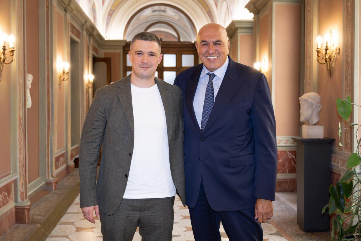 MinisteroDifesa's tweet photo. "Ho ricevuto la visita di @FedorovMykhailo, già ministro della difesa ucraino e con una significativa esperienza nel campo dell’innovazione digitale applicata alla pubblica amministrazione e alla difesa. Occasione di approfondimento, in particolare, sul tema dei droni, dei sistemi unmanned e della difesa aerea, oltre a un confronto sull’evoluzione dell’ecosistema tecnologico.
In uno scenario caratterizzato da trasformazioni repentine e senza precedenti, nel quale il cambiamento costituisce una costante, è imprescindibile ricercare opportunità di confronto e di scambio di esperienze. Per questo sono lieto che Mykhailo Fedorov abbia accettato di offrirmi la sua consulenza quale Advisor per l’Innovazione della Difesa.
Oggi non basta più la semplice conoscenza delle nuove tecnologie: è essenziale la capacità di adeguare i processi organizzativi, trasformando rapidamente la sperimentazione in soluzioni operative utilizzabili su larga scala. I mutati scenari e le nuove modalità di conduzione dei conflitti richiedono infatti di rendere sempre più efficienti i processi di sviluppo e produzione nazionale coniugando l’eccellenza tecnologica con la capacità industriale e la rapidità di risposta alle sfide future". Così il Min @GuidoCrosetto