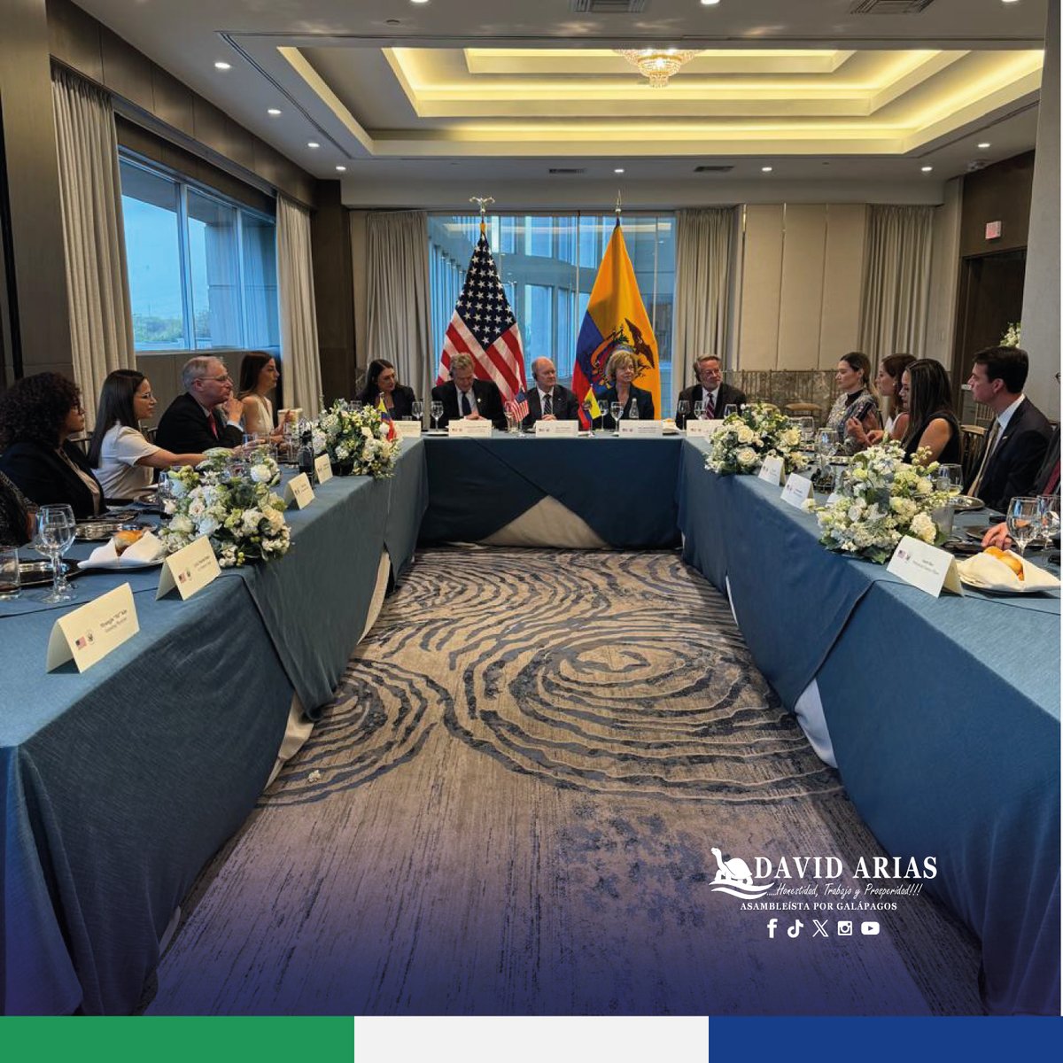 DavidAriasM_'s tweet photo. 🇪🇨🤝🇺🇸 Cuando existen objetivos comunes, la cooperación puede convertirse en resultados.

En nuestra reunión con legisladores de Estados Unidos abordamos una agenda estratégica para Galápagos: seguridad, conservación, lucha contra el crimen organizado y educación.
... https://t.co/tQEXTd5tti