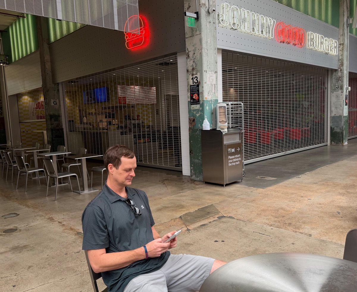 TonyTeeTimeHTX's tweet photo. Spotted @TexansCommenter waiting for Johnny Good Burger to open!!! @will_anderson28 where are you!?? #texans #posthtx https://t.co/WU9NahZ8S8
