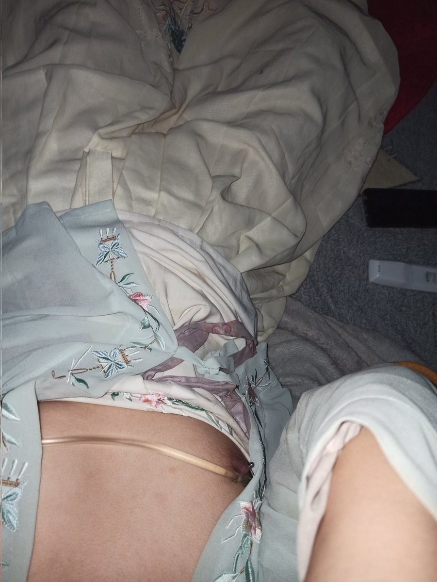 chnmio215400's tweet photo. 不知道怎么形容人。昨天灌两瓶啤酒。插导尿管。导尿管 管穿过乳环固定。户外穿上汉服。在外面转两三个小时才回去。期间金属乳环接了电击 轻微的1档。这种情况都不射。连续刺激乳头十几分钟 电击开大才射一次。几分钟又���感觉了。
是怎么了，从小缺爱。
想吃药或者干嘛让乳房发育起来玩。但是又不想这样 https://t.co/Zj74K4ztl7