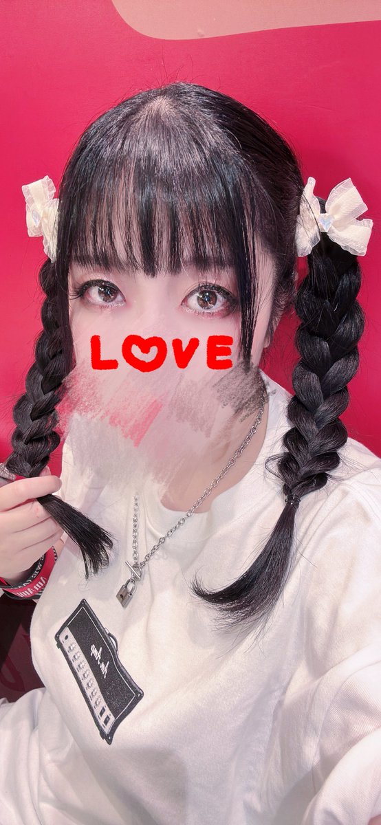 sumi8design's tweet photo. 今日整番よかったので髪型頑張った🎀
三つ編みしただけだけど不器用にはこれが限界である…
あとSugarさん愛用デザインのTシャツを着たよ〜可愛くてお気に入り💐 https://t.co/fQju7n54yT