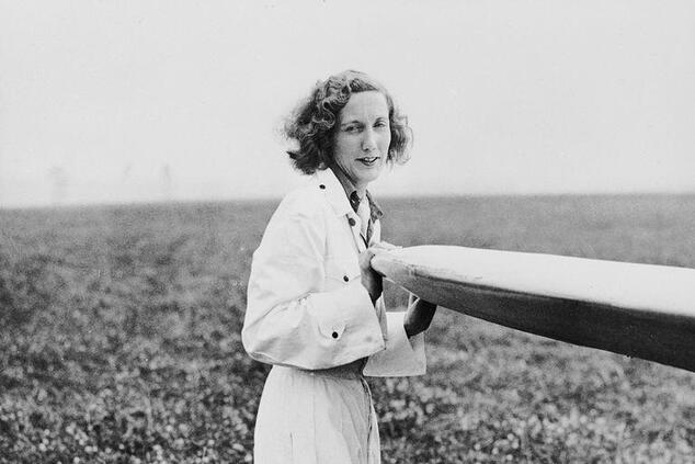SafranAerosys's tweet photo. [#WomenInAviation] 4 septembre 1936 ✈️

Beryl Markham traverse l’Atlantique en solo d’est en ouest à bord d’un Percival Vega Gull.

Face aux vents dominants, à court de carburant, elle termine son vol par un atterrissage forcé en Nouvelle-Écosse.

#AvGeek #BerylMarkham https://t.co/lJimERxWXV