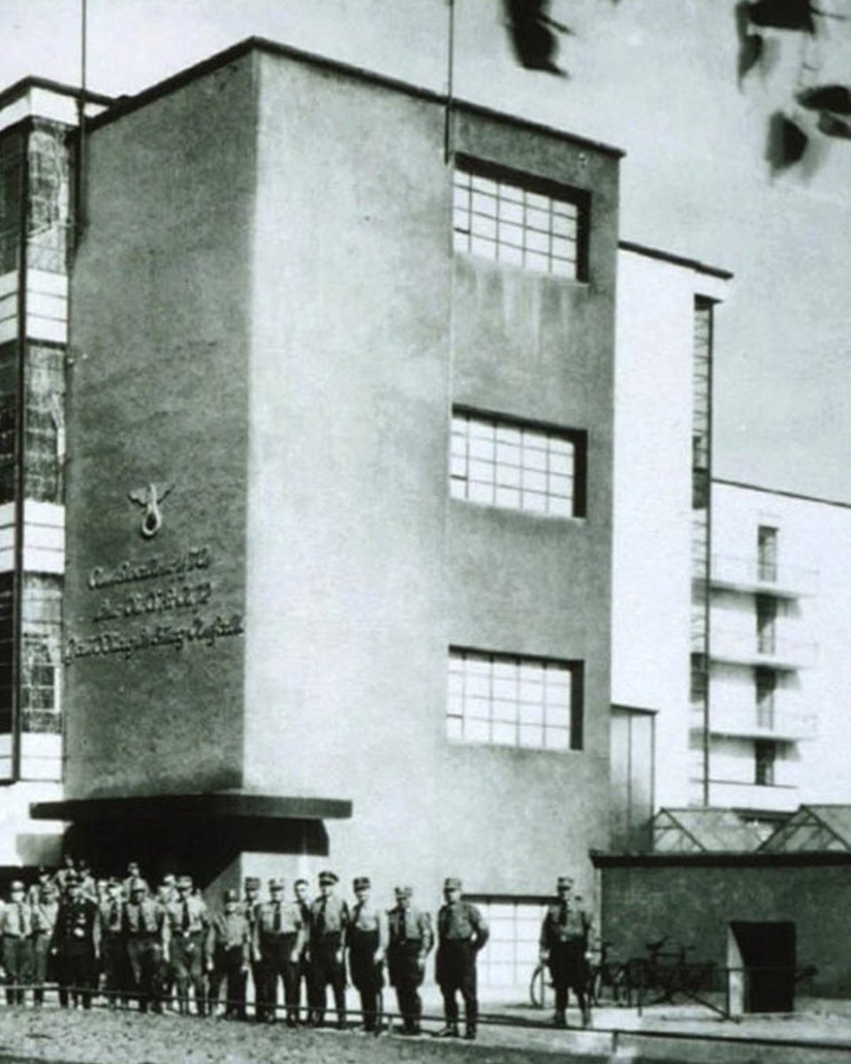 BauhausMovement's tweet photo. Bauhaus und Nationalsozialismus. 1933–1945

Gerade wenn über das Bauhaus, seine Ideen und seine gesellschaftliche Bedeutung gesprochen wird, lohnt sich auch der Blick auf eines seiner schwierigsten Kapitel.

Nach 1933 verliefen die Lebenswege ehemaliger Bauhaus-Mitglieder sehr unterschiedlich. Einige wurden verfolgt oder gingen ins Exil. Andere blieben in Deutschland, arbeiteten weiter, passten sich den politischen Bedingungen an oder waren in Strukturen des NS-Regimes tätig.

Der von Anke Blümm, Elizabeth Otto und Patrick Rössler herausgegebene Band Bauhaus und Nationalsozialismus der Klassik Stiftung Weimar nähert sich diesen Biografien differenziert und auf Grundlage aktueller Forschung.

Auf unserer Seite haben wir das Thema zusätzlich von 1919 bis 1945 chronologisch eingeordnet, um die historischen Zusammenhänge nachvollziehbarer zu machen.

Für alle, die dieses Kapitel der Bauhaus-Geschichte genauer verstehen möchten: https://t.co/3KRfLU840Q

#Bauhaus #Nationalsozialismus #Kultur #Design