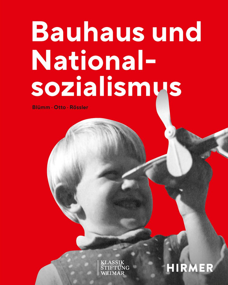 BauhausMovement's tweet photo. Bauhaus und Nationalsozialismus. 1933–1945

Gerade wenn über das Bauhaus, seine Ideen und seine gesellschaftliche Bedeutung gesprochen wird, lohnt sich auch der Blick auf eines seiner schwierigsten Kapitel.

Nach 1933 verliefen die Lebenswege ehemaliger Bauhaus-Mitglieder sehr unterschiedlich. Einige wurden verfolgt oder gingen ins Exil. Andere blieben in Deutschland, arbeiteten weiter, passten sich den politischen Bedingungen an oder waren in Strukturen des NS-Regimes tätig.

Der von Anke Blümm, Elizabeth Otto und Patrick Rössler herausgegebene Band Bauhaus und Nationalsozialismus der Klassik Stiftung Weimar nähert sich diesen Biografien differenziert und auf Grundlage aktueller Forschung.

Auf unserer Seite haben wir das Thema zusätzlich von 1919 bis 1945 chronologisch eingeordnet, um die historischen Zusammenhänge nachvollziehbarer zu machen.

Für alle, die dieses Kapitel der Bauhaus-Geschichte genauer verstehen möchten: https://t.co/3KRfLU840Q

#Bauhaus #Nationalsozialismus #Kultur #Design