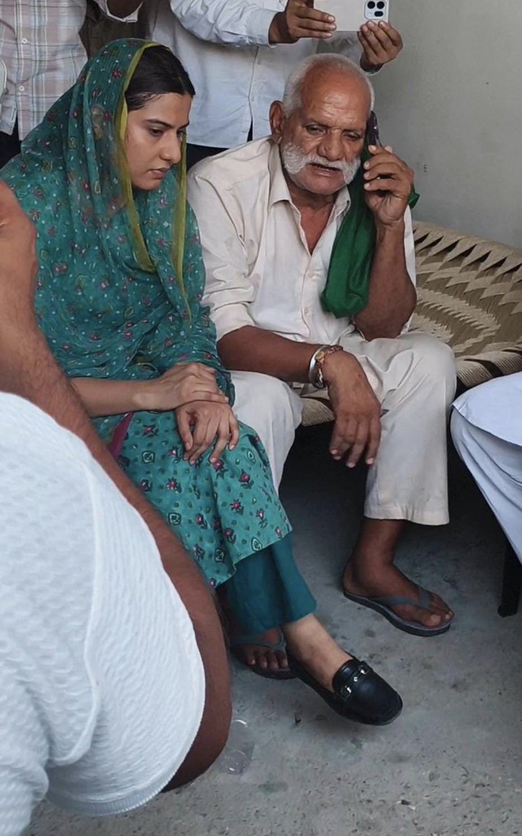 MangalYadavSP's tweet photo. सरकार PDA परिवार को जख्म दे रही है , श्री अखिलेश यादव जी उसपर मरहम लगा रहे हैं ! 

दो दिन पहले UP के शामली में सिंगर अंकित बालियान की जिम से निकलते समय दिनदहाड़े गोली मारकर हत्या कर दी गई थी ! 

आज PDA नायक श्री अखिलेश जी युवा गायक स्व अंकित बालियान के दुःखी पिता से फोन पर वार्ता कर संवेदना व्यक्त की ! 

साथ ही परिवार को आश्वासन दिया कि इंसाफ की इस लड़ाई में हम हर कदम पर उनके साथ हैं ! 

अपनों को खोने का दुःख- दर्द एक परिवार वाले ही जानते है ! 

भाजपा जाए तो जीवन बच जाए !