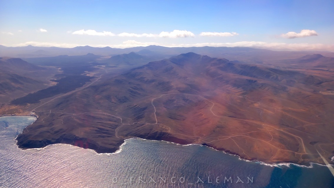o_franco_aleman's tweet photo. Fuerteventura
#Canarias #España #Spain #UE #EU
#airview #earthview #island #landscape #mountains #ocean #atlantico https://t.co/2ml8miY0Pw