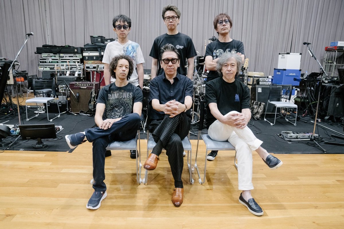 Official_Hotei's tweet photo. STAY WILD TOUR、リハーサルの日々。

最高のメンバーたちと、毎日真剣な眼差しで音楽と向き合っている。

一音、一打、一瞬の呼吸まで。
それぞれの個性と技をぶつけ合い、刺激し合い、高め合いながら、バンドが日に日に新しい生命を帯びていく。

45年音楽を続けてきた今だからこそ、
まだ更新できるものがある。
まだ進める場所がある。
そう信じて、今回も新たな挑戦を重ねている。

積み重ねてきたすべてを武器にして、
もう一度、自分自身に挑戦する。

過去の自分を超えて、
自分史をまた新しく塗り替える。

STAY WILD。
このメンバーだからこそ辿り着ける、
最新のHOTEIを楽しみにしていてほしい。

もうすぐ君に会える。

Drums Zachary Alford
Bass Tomio Inoue
Guitar Akitoshi Kuroda
Keyboards Shinya Okuno 
Programming Toshiyuki Kishi

写真 山本倫子

#布袋寅泰 #staywildtour #45周年 #45thcelebrationgigs