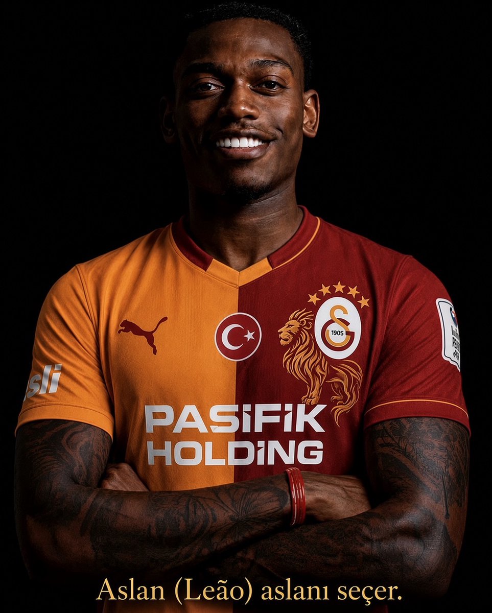 AbuBera20's tweet photo. Birmingham’ın kalbinden söke söke aldık. 😭🔥

Fenerbahçe aylarca peşinde koştu…
Yüzlerine bile bakmadı.

Sonra Osimhen telefonu açtı.

İŞ BİTTİ. ☎️🦁

Bir detay daha:

🇵🇹 LEÃO = ASLAN.

Adamın soyadı bile nereye ait olduğunu söylüyor. 😭

🇵🇹 Portugal, fiquem tranquilos. O Leão está em boas mãos. 🤝🦁

🇮🇹 Amici italiani, tranquilli: non è un passo indietro. È un nuovo grande palcoscenico.

Onlar aylarca transfer kovalar…
Biz yıldızla yıldız getiririz.

Osimhen artık sadece gol atmıyor.

SPORTİF DİREKTÖRLÜĞE DE BAŞLADI. 😂🔥

LEÃO.
ASLAN.
GALATASARAY.

Bazı hikâyeler fazla belli yazılıyor. 🦁🟡🔴