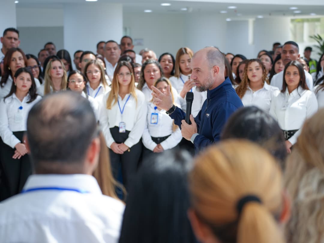 SENIAT_Oficial's tweet photo. El Sup. @romanmanigliave recorrió las instalaciones de la gerencia regional nororiental de tributos internos y la aduana principal de Guanta, para compartir la nueva visión con los funcionarios del #Seniat para diseñar juntos soluciones que faciliten la gestión del contribuyente. https://t.co/Q8QSFBylvW