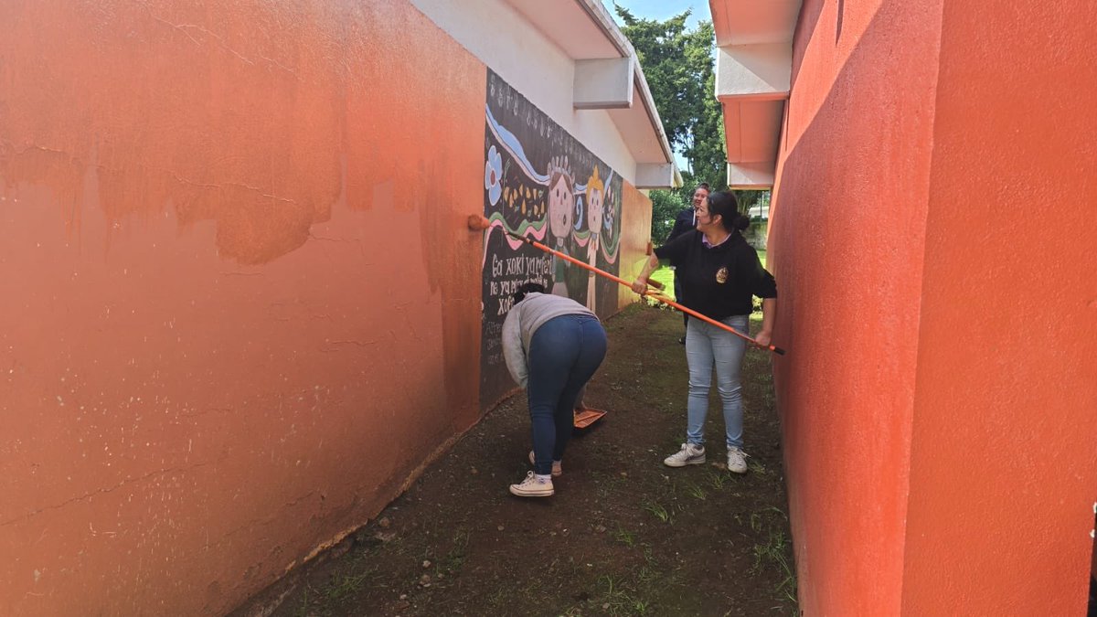 SedeaQro's tweet photo. Unimos esfuerzos con las familias de San José Itho, en Amealco de Bonfil, durante la faena en la Escuela Primaria Venustiano Carranza. 🏫
Siguiendo el compromiso del Gob. @makugo, trabajamos #AquíContigo para construir un mejor futuro. 💙 https://t.co/9PPEgUOh0f