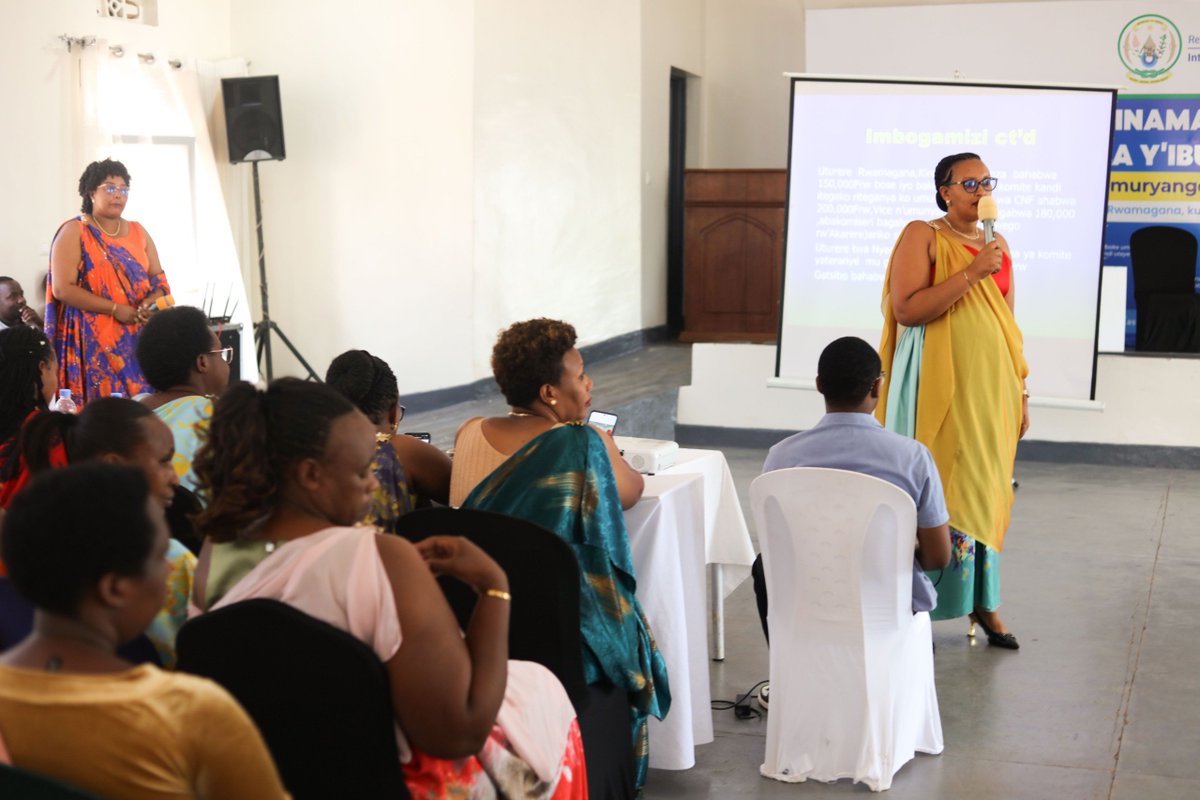 RwandaEast's tweet photo. Guverineri @PudenceR yashimiye Abagore bo mu Ntara y'Iburasirazuba ku ruhare bagira mu iterambere ry'iyi Ntara n'Igihugu, abasaba gukomeza gukemura ibibazo bitandukanye bigaragara mu muryango birimo amakimbirane, inda ziterwa abangavu, igwingira ry'abana,....(1/2) https://t.co/882Z4QcAYs