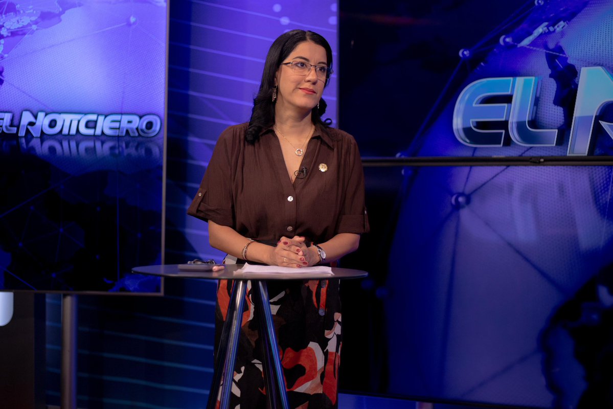 Educacion_Ec's tweet photo. 🎙️📚 #EnMedios |  En entrevista con TC Televisión, la ministra Gilda Alcívar García destacó las acciones del Gobierno Nacional para recibir a más de 1,7 millones de estudiantes en el inicio del año lectivo #SierraAmazonía 2026-2027. 🇪🇨✨

🏫 USD 136,26 millones se destinan a recursos educativos para garantizar un retorno seguro y adecuado a clases.

🌧️ Además, fortalecemos la prevención y gestión de riesgos ante la época lluviosa con intervenciones preventivas en instituciones educativas y una inversión superior a USD 1 millón.

💪 Se han destinado USD 310 mil para adquirir kits de mitigación ante inundaciones, equipados con motobombas, hidrolavadoras, generadores eléctricos y accesorios complementarios.

3,2,1 #VolvemosAlAula
