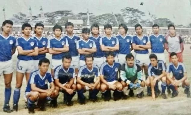 Brajagama_'s tweet photo. funfact

PSIM tercatat pernah menggunakan jersey adidas dengan 3 variasi logo berbeda.

- trefoil + tipografi (1990)
- tipografi saja (1994/1995)
- three-bars + tipografi (2006)

akan menjadi 4 variasi setelah ditambah jersey baru nanti🤫 https://t.co/FLgvh5uFDR