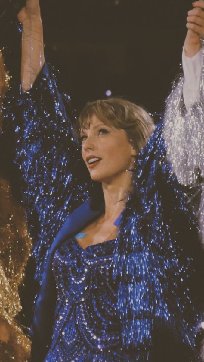 eratourpics's tweet photo. wasn’t gonna drink tonight, but I’m missing the eras tour like a mf https://t.co/h47nTRHIDR