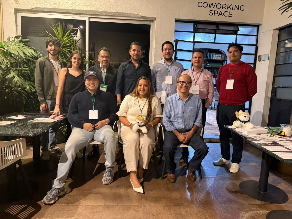 ITAM_mx's tweet photo. El ITAM continúa fortaleciendo sus vínculos y su comunidad en Oaxaca.

Como parte de las acciones de vinculación, se realizó la entrega de la carta de pase directo al Instituto Carlos Gracida, en un encuentro con el Dr. Juan Antonio Domínguez Zamora, director general del Instituto, y la Mtra. Selene, de la Coordinación de Psicopedagogía.

Además, se llevó a cabo la primera sesión de networking “Conecta ExITAM”, que reunió a nueve exalumnos para conocerse, intercambiar experiencias y dar los primeros pasos hacia la formación de la Red ExITAM de Oaxaca.

Estas iniciativas fortalecen los lazos del ITAM con nuevas generaciones y con nuestra comunidad de exalumnos en distintos puntos del país.

#ITAM #ExITAM #Oaxaca