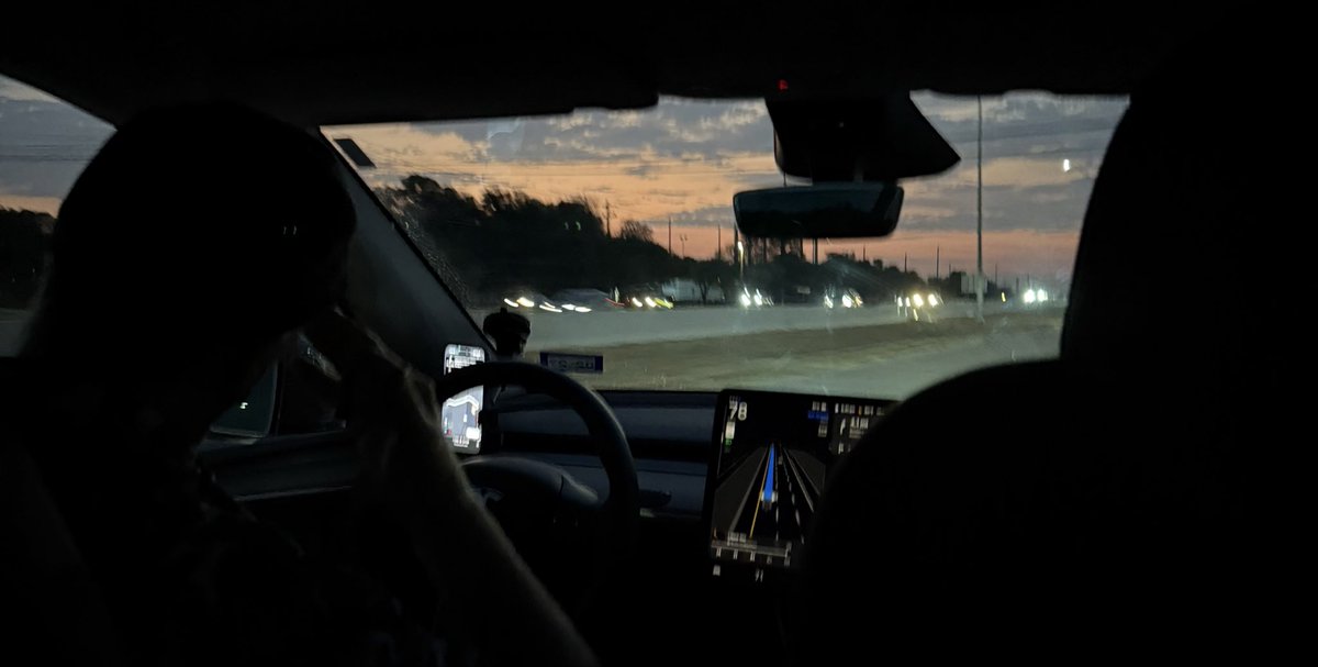 liamottley_'s tweet photo. being a taxi driver is peak rn

*630am uber to airport*
- dude helps put bags in the back
- autopilot drives us there
- dude helps me get bags out

golden era for taxi drivers lol https://t.co/rPnXgY5kDZ