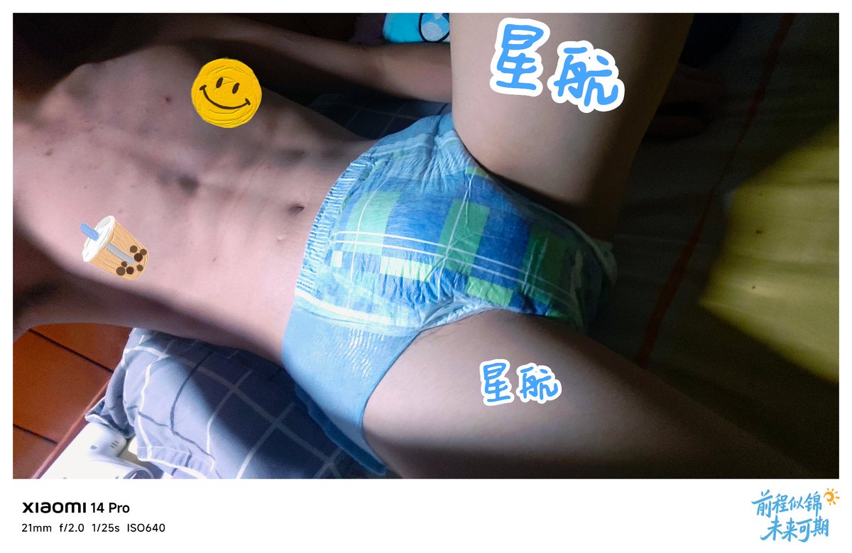 xinghang1234's tweet photo. bur？什么蓝色神秘生物趴我腿上！ ⁰̴̷̷ ˙̮ ⁰̴̷̷ https://t.co/iVX3jjYC9B