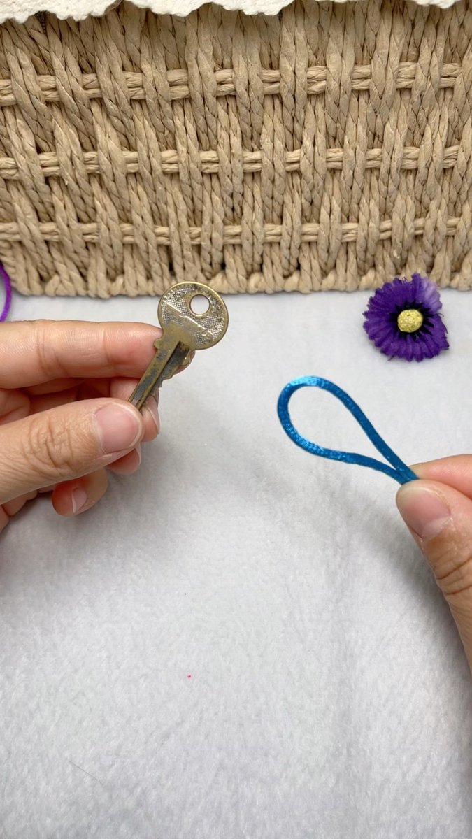 Surriji's tweet photo. DIY mini macramé keychain done in 20 mins! Grab cotton cord u0026 a knotting tool, perfect for sprucing up your keys today https://t.co/iNLTlSvPhj