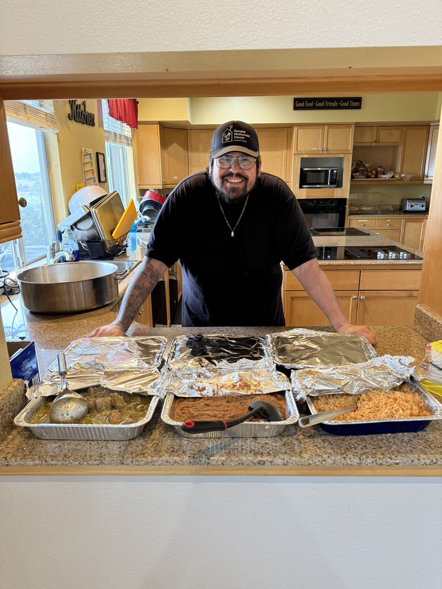rmhcenvalley's tweet photo. What’s Cooking with Juan? 👀 The better question is… what ISN’T Juan cooking? 😂

This week:
🍅 Caprese chicken with veggies &amp; wild rice
🌶️ Pork chile verde with beans &amp; rice

Juan stays keeping the menu interesting. 👨‍🍳🔥 #WhatsCookingWithJuan https://t.co/WV40fWWme8