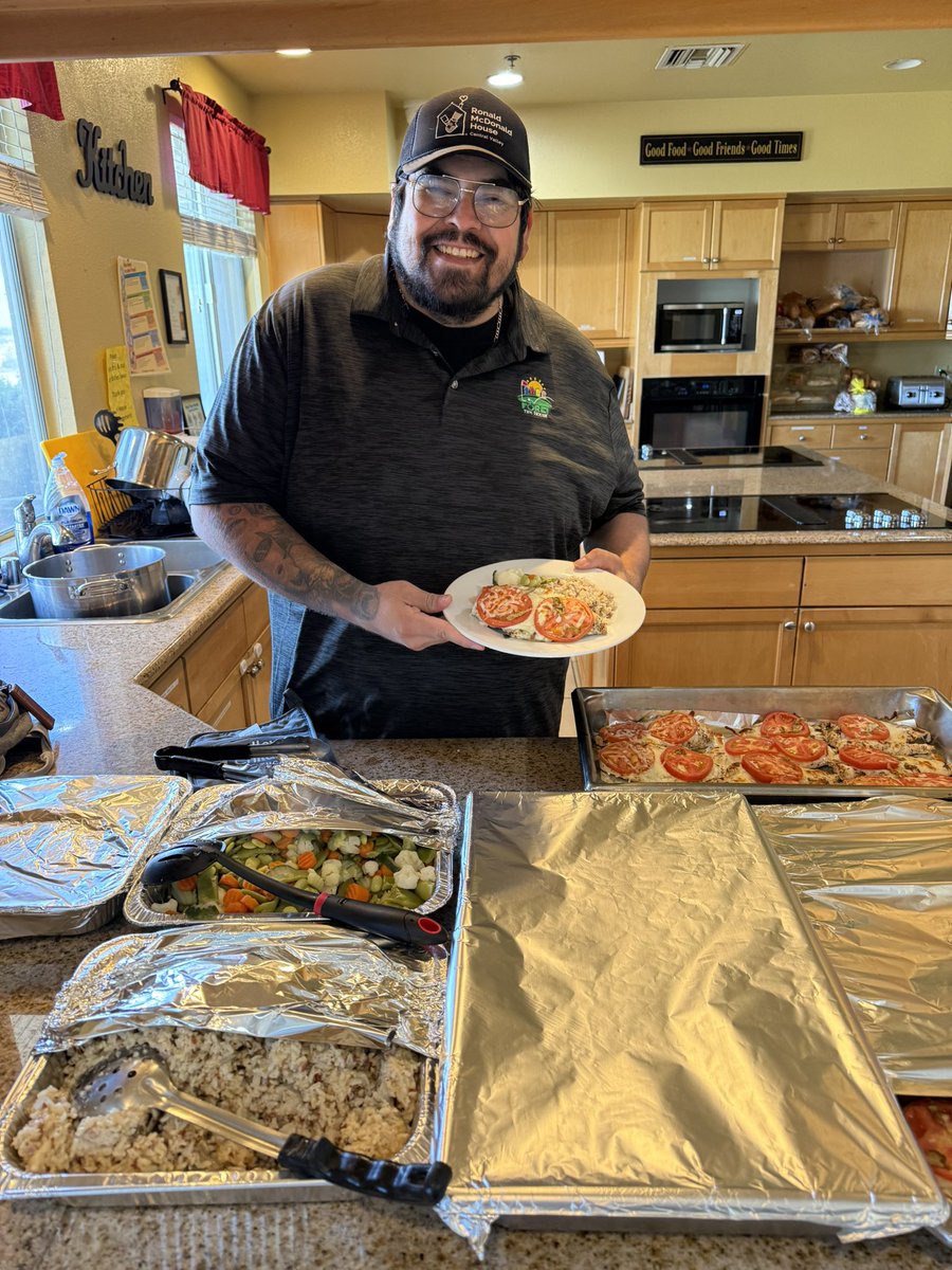 rmhcenvalley's tweet photo. What’s Cooking with Juan? 👀 The better question is… what ISN’T Juan cooking? 😂

This week:
🍅 Caprese chicken with veggies &amp; wild rice
🌶️ Pork chile verde with beans &amp; rice

Juan stays keeping the menu interesting. 👨‍🍳🔥 #WhatsCookingWithJuan https://t.co/WV40fWWme8