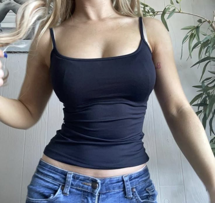 iCowis404's tweet photo. yo tengo muchas debilidades por las mujeres, pero la MÁS grande es: CUANDO SE PONEN MUSCULOSAS DE TIRANTES Y EL CORPIÑO SOBRESALE. no existe nada más HOT que esto https://t.co/xrbGomJJ8D