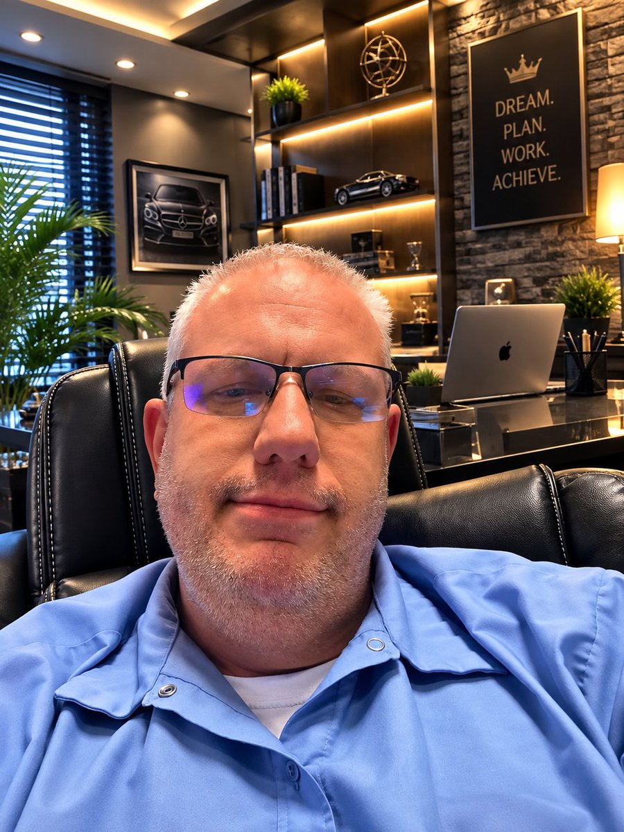JoeRhoadesv4pn's tweet photo. Let's chat on messenger https://t.co/wKUWWBbvse