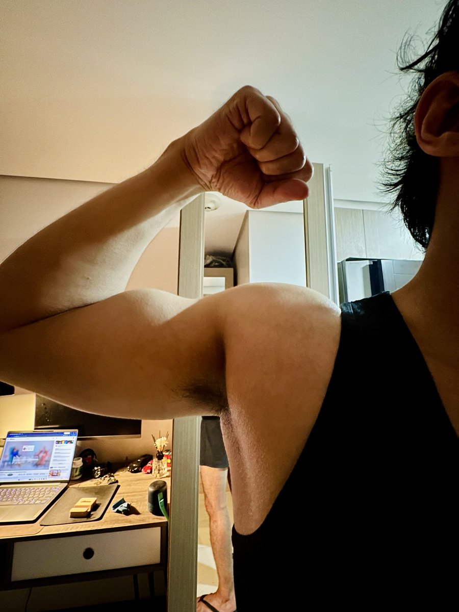 AlekseiPerkele's tweet photo. Don’t know how to flex my bicep, but here it goes 💪 https://t.co/5ZUWjncaWL