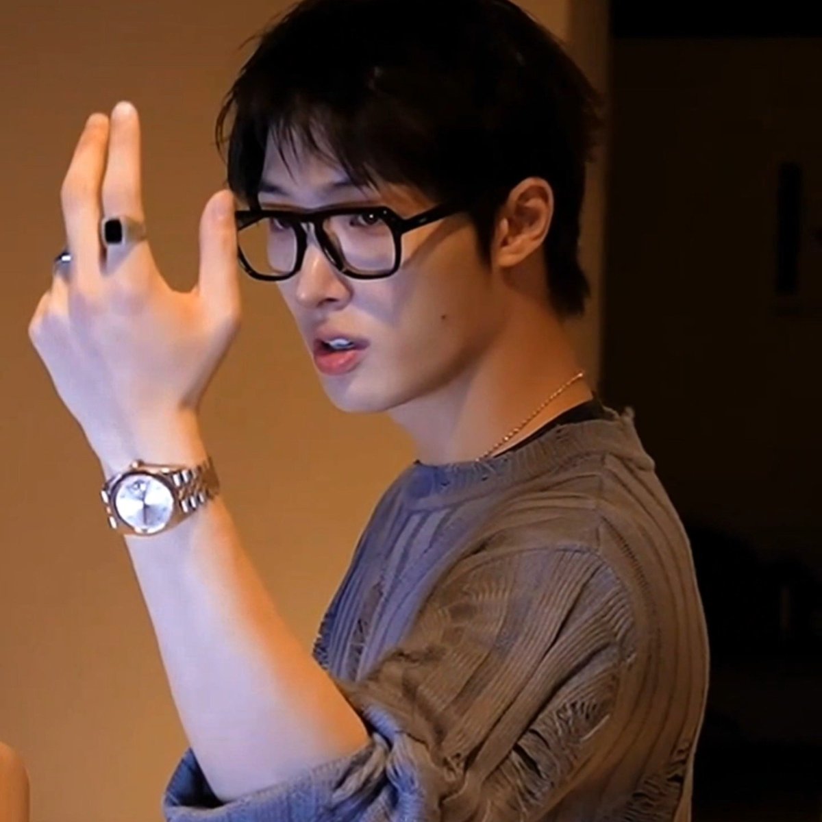 fatimatiny81's tweet photo. this is the most peak boyfriend mingi has ever looked i am genuinely staring at the walls in my room he looks so boyfriend it hurts https://t.co/PO59Lf3JDb
