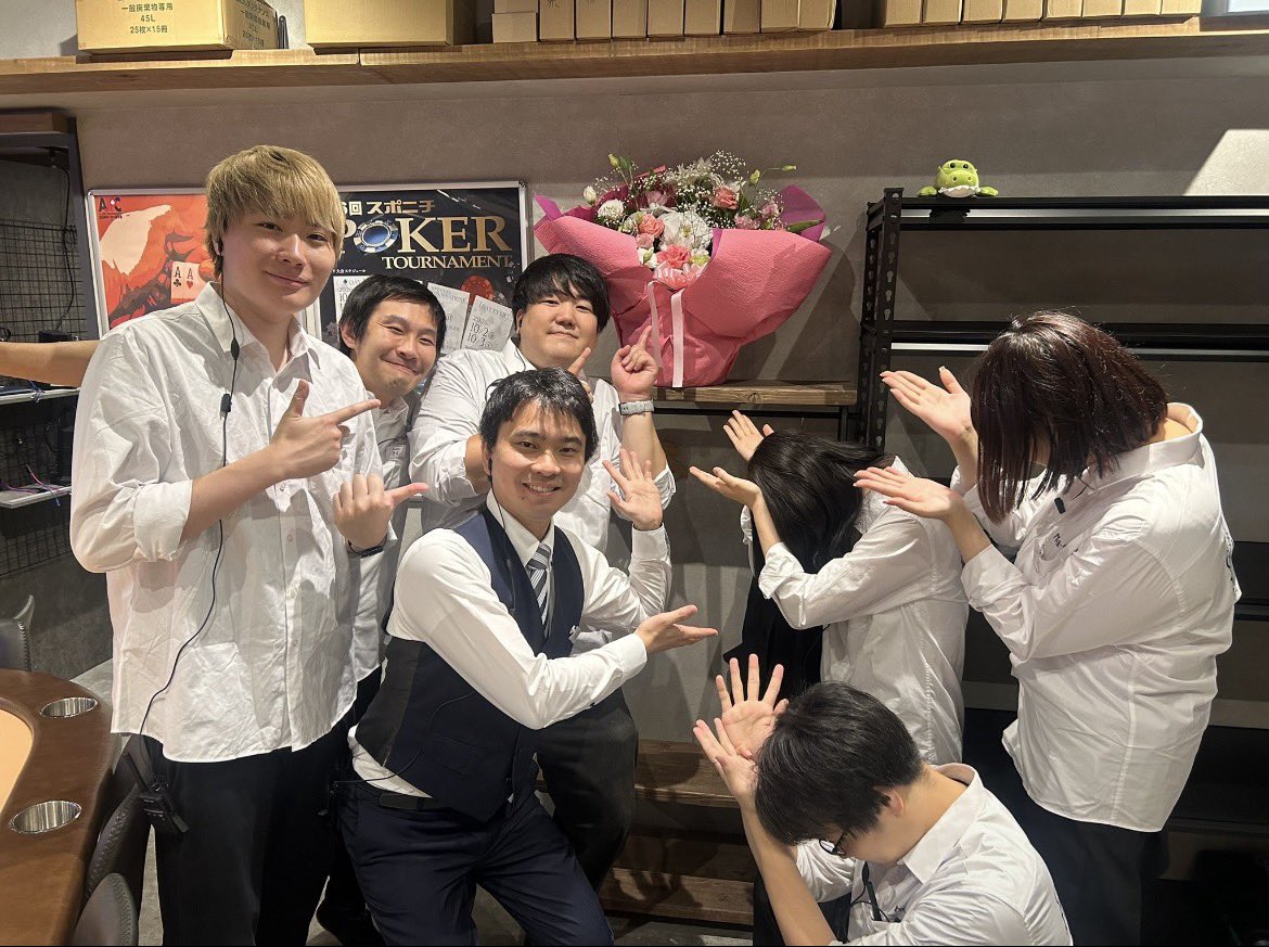 pppRIKKU48's tweet photo. 無事初日終了！
狭いなぁと思ってたけど、同じトナメの卓が近いのは以外といいことかもしれない

えいじがいつもと違ったスーツが似合っててカッコ良いなぁって見てたら鼻毛1本ぶっといやつでてたのは内緒 https://t.co/1RMg2QiMMb
