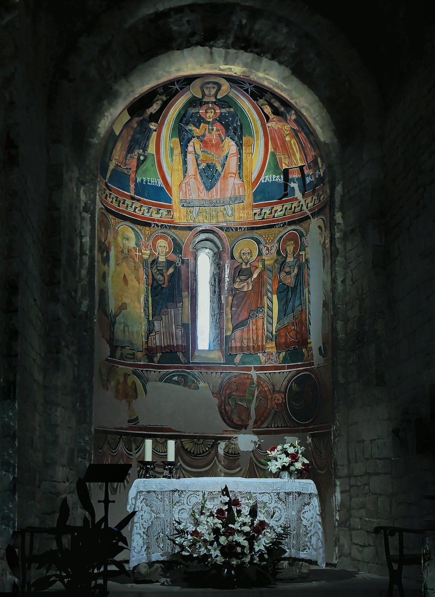 RomanicoEspana's tweet photo. El interior de la iglesia románica de Santa María de Taüll, donde unas réplicas exactas sustituyen a las pinturas murales originales debidamente conservadas y expuestas en el @MuseuNac_Cat de Barcelona https://t.co/IOQ2jmayeD