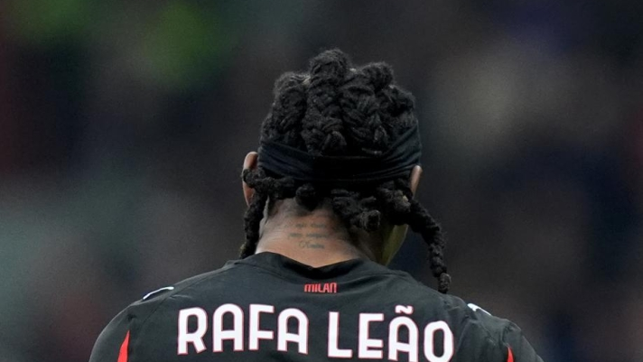 gianoddi's tweet photo. Rafael Leão, aos 27 anos, escolheu ir para a Turquia. Jogará no Galatasaray, que lhe ofereceu um salário superior ao Aston Villa. O Milan receberá ente 40 e 43 milhões de euros pelo atacante tão importante em seu último scudetto. Pelo potencial do português, acho que valor e destino poderiam ser outros. Pelo desempenho e postura nos últimos anos, porém, é compreensível que não sejam. Info do @lucabianchin7