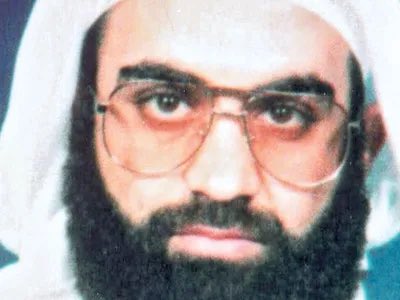 GeoRossignol's tweet photo. 🇺🇸 « Si votre tribunal me condamnait à mort ; retrouver Dieu et Son Messager et revoir mon ami Oussama, injustement tué par vous, me réjouirait.»

Le procès de Khalid Cheikh Muhammad, le cerveau du 11 septembre, débutera le 5 juin 2028.

Il est capturé au Pakistan en mars 2003, puis placé au secret dans le cadre du programme de détention et d'interrogatoire secret de la CIA avant d'être transféré à la prison de Guantánamo en 2006.

Il subira de la torture extrême : 

-Le waterboarding : Khalid Cheikh Mohammed a été soumis à des simulacres de noyade à 183 reprises rien que pour son premier mois de détention.

-Privation de sommeil et torture mentale : Il a été maintenu éveillé pendant de longues périodes, menotté dans des positions douloureuses (les mains en l’air ou à genoux), parfois retenu ainsi durant des semaines dans des environnements aux températures extrêmes, avec une exposition constante à de la musique et des bruits assourdissants. Il sera également enfermé dans des cercueils pendant des périodes prolongées.

-Violence physique directe : Il a subi des projections répétées contre les murs, ainsi que des coups portés au visage et sur le corps sans relâche. Il a aussi été fréquemment arrosé d'eau glacée et soumis à des abus sexuels et viols sous couvert de manipulations rectales(administrations d'eau par voie rectale).

En 2017, il rédigera depuis sa cellule de Guantánamo une longue lettre de 18 pages adressée au président américain Barack Obama, dans laquelle il défend les attentats du 11-Septembre : 

« Les deux attaques bénies de Washington et de New York [...] constituaient une réaction naturelle à vos politiques destructrices envers le monde islamique. »

Il liste ce qu'il appelle des « massacres brutaux et sauvages » commis par l'Amérique à travers l'histoire, citant les Amérindiens, les bombardements d'Hiroshima et Nagasaki, la guerre du Vietnam, la guerre en Irak et en Afghanistan, et le soutien à des dictateurs.

Il se prévaudra d’avoir plus d’éthique que les États-Unis, affirmant que l'attaque contre New York a ciblé le cœur économique sans viser directement les hôpitaux ou les écoles, contrairement selon lui aux bombardements militaires occidentaux.

Il écrit aussi dans sa lettre tout l’amour et le respect qu’il porte à son ami Oussama Ben Laden : 

« Que Dieu fasse miséricorde à Cheikh Oussama ben Laden, un homme de morale et de principes, en temps de guerre comme en temps de paix. »

« Si votre tribunal me condamnait à la prison à perpétuité, rester seul dans ma cellule pour adorer Dieu et me repentir de mes péchés me réjouirait.
Si votre tribunal me condamnait à mort ; retrouver Dieu et Son Messager (que la paix soit sur lui) et revoir mon ami Oussama, injustement tué par vous, me réjouirait. »