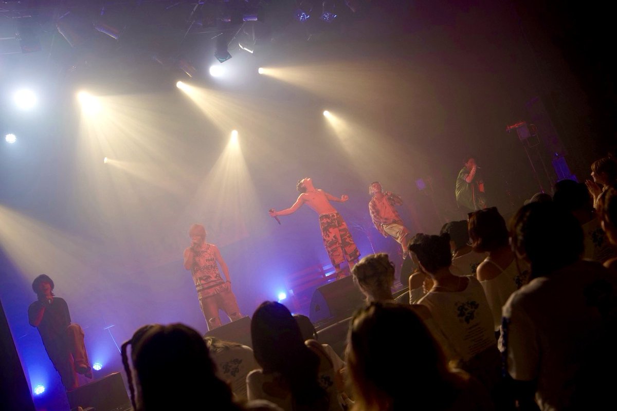 VELLE_fumiya's tweet photo. SUMMER TOUR全公演完走！

今日はいつも以上に今の自分の全てを曝け出しました🔥いつもは冷静さもありつつだけど今日はZeppへの意気込みも込めて、我武者羅に届けました。

バカ楽しかった！ありがとう！

今から踏み出す一歩目のつま先はZeppで宜しく🫱🏻‍🫲🏼

#ベルエージェー https://t.co/PYeCoU0MEe